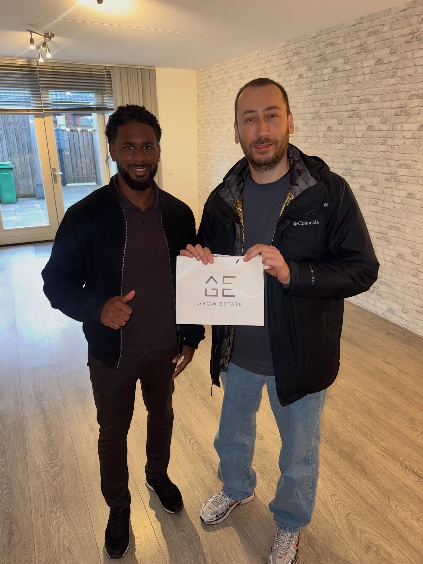 Jairo met een klant na een succesvolle woningaankoop