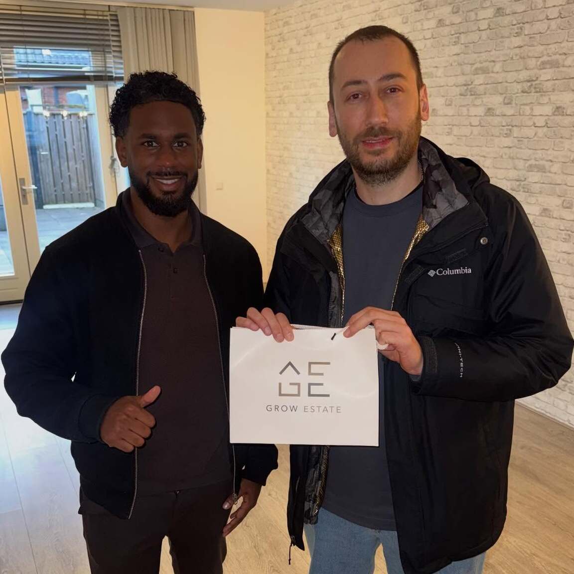 Denzel en Jaïro met tevreden klanten