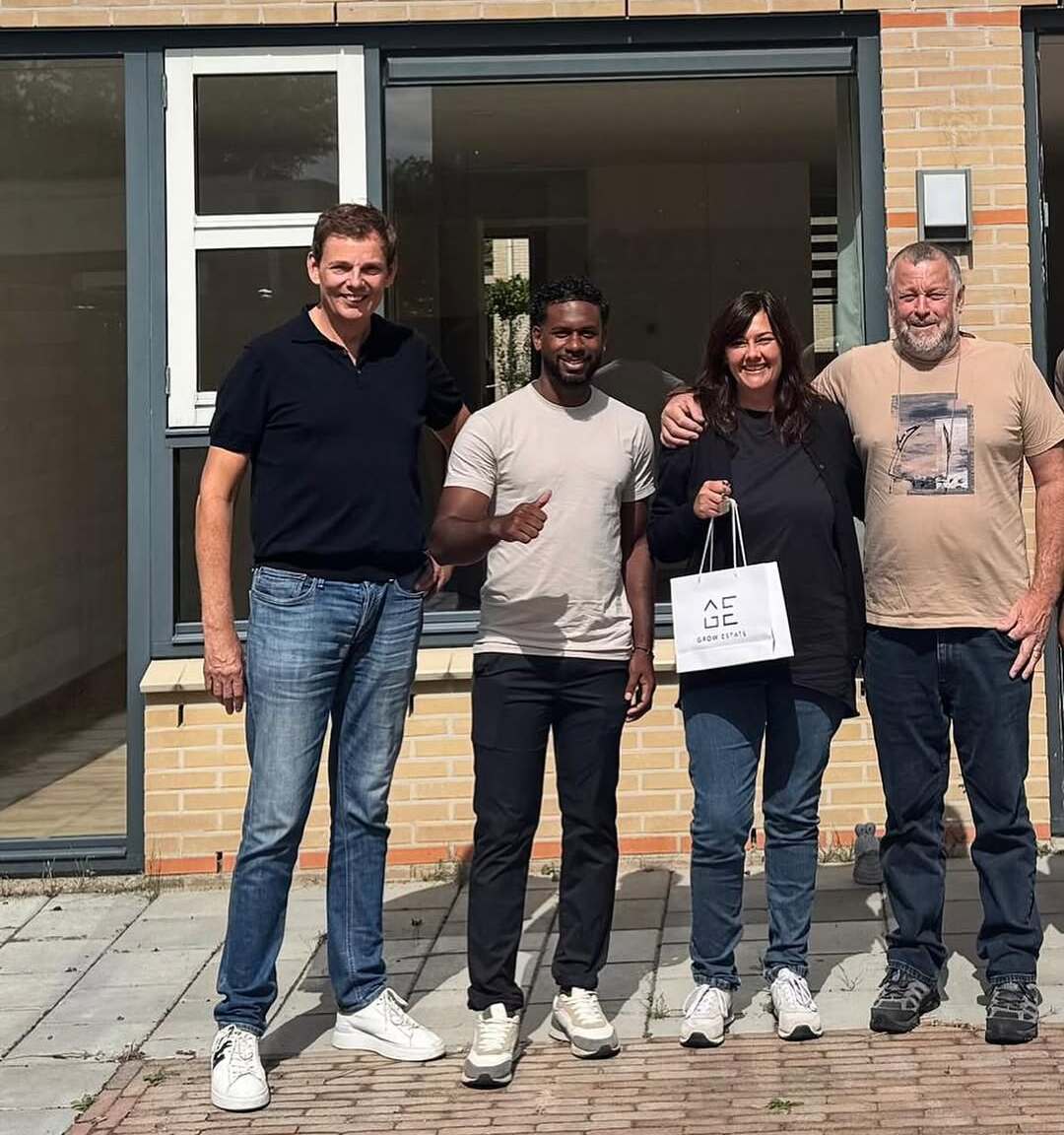 Denzel en Jaïro met tevreden klanten