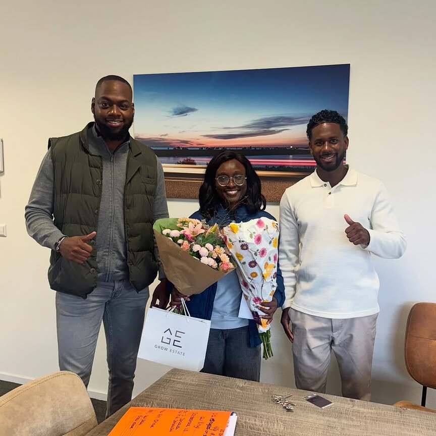 Denzel en Jaïro met tevreden klanten